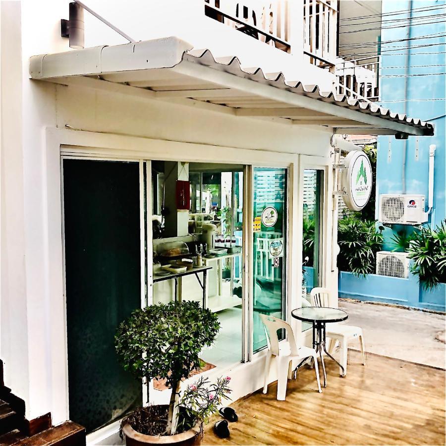 Koh Larn White House Hotell Exteriör bild