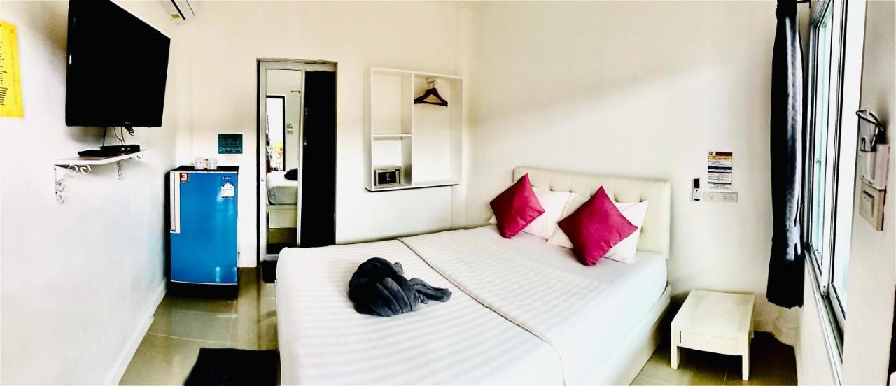 Koh Larn White House Hotell Exteriör bild