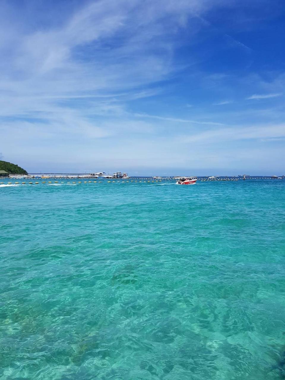 Koh Larn White House Hotell Exteriör bild